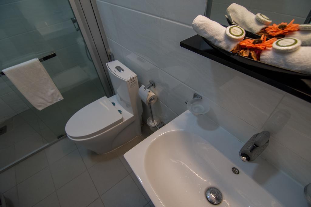 Cozy Sea View Luxury Apartment, Fully Furnished, 2 Bedrooms, 2 Bathrooms Dehiwala-Mount Lavinia Kültér fotó